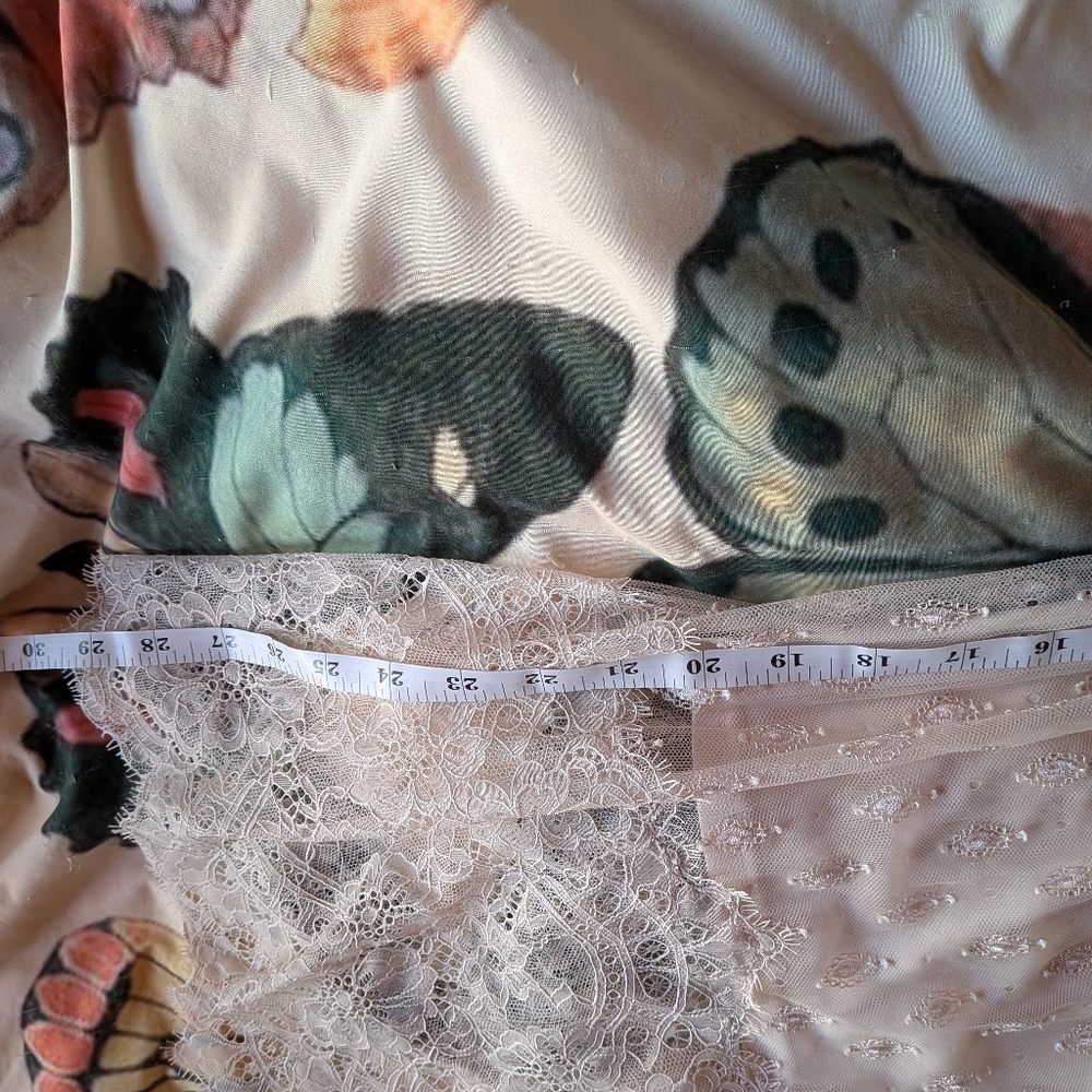 Gorgeous lace midi skirt, size 14 with zipper and button and attached slip. - Picture 8 of 9
